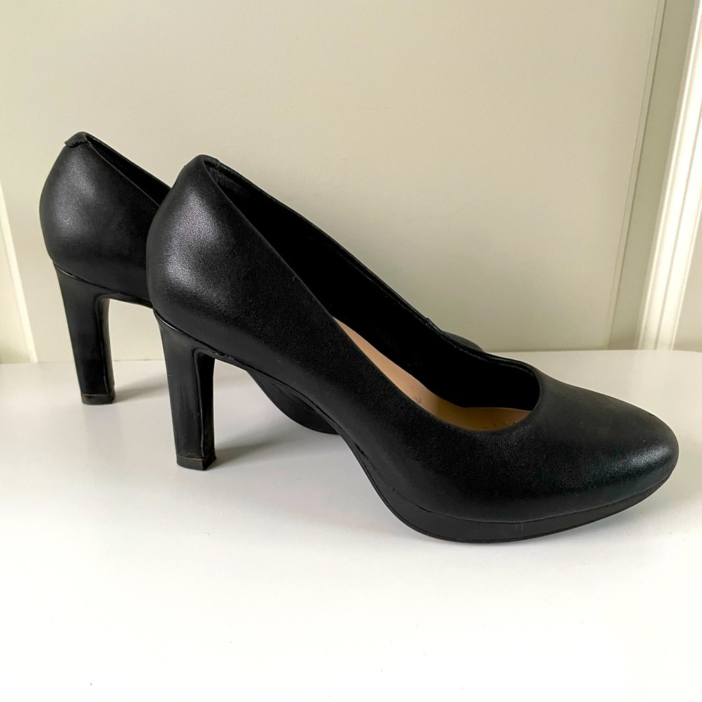 Like new Clarks Collection Ambyr Joy black leather pump, size 6.